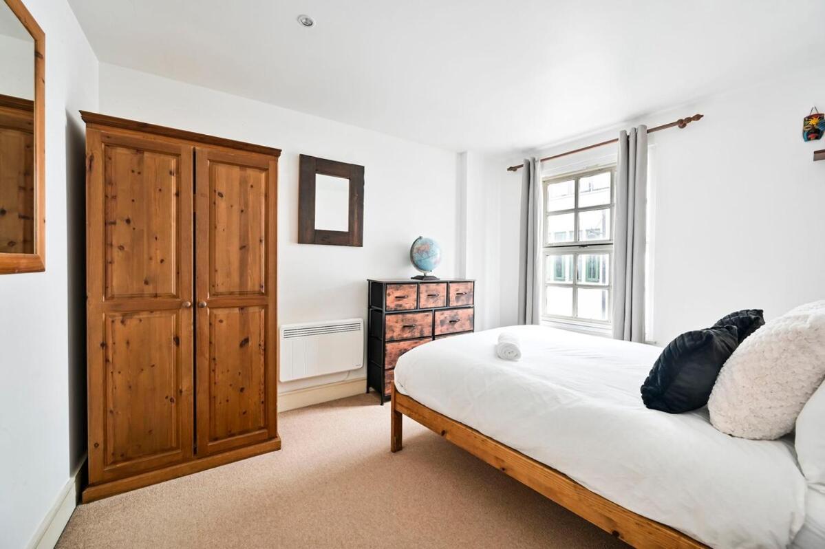 Bridge, Borough Market Apartment London